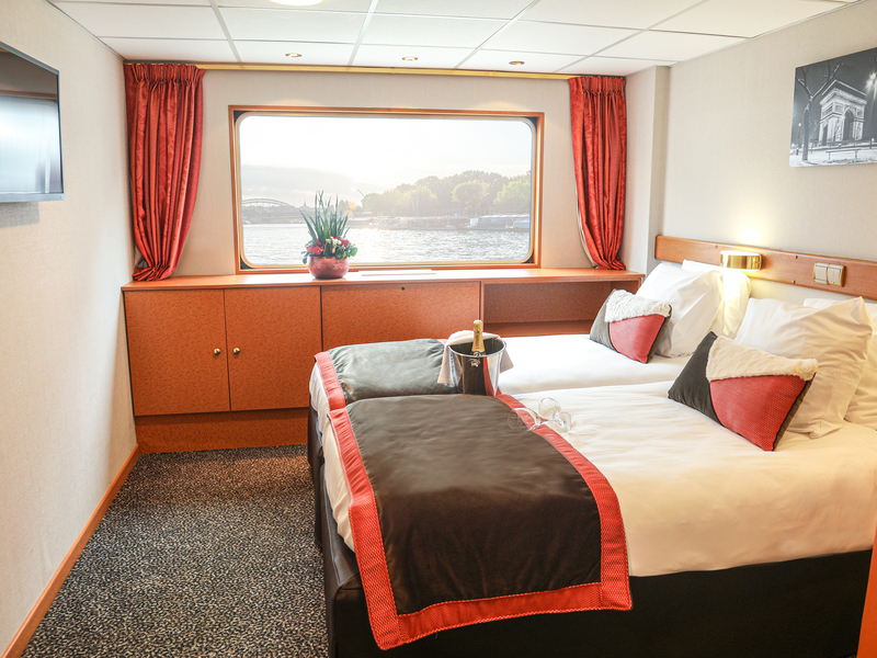 Main Deck 2 Adjustable Twin Beds Cat A